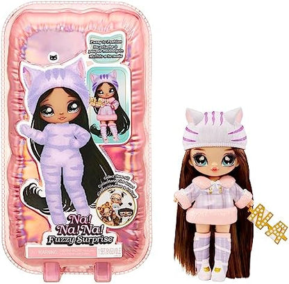 NA NA Fuzzy Surprise Série 1 - Catie CAT - Boneca Fashion Articulada de 18 cm - Inspirada em Gatos com Corpo Aveludado, Gorro, Óculos, Roupa e Sapatos - Brinquedo para Crianças a partir de 4 Anos
