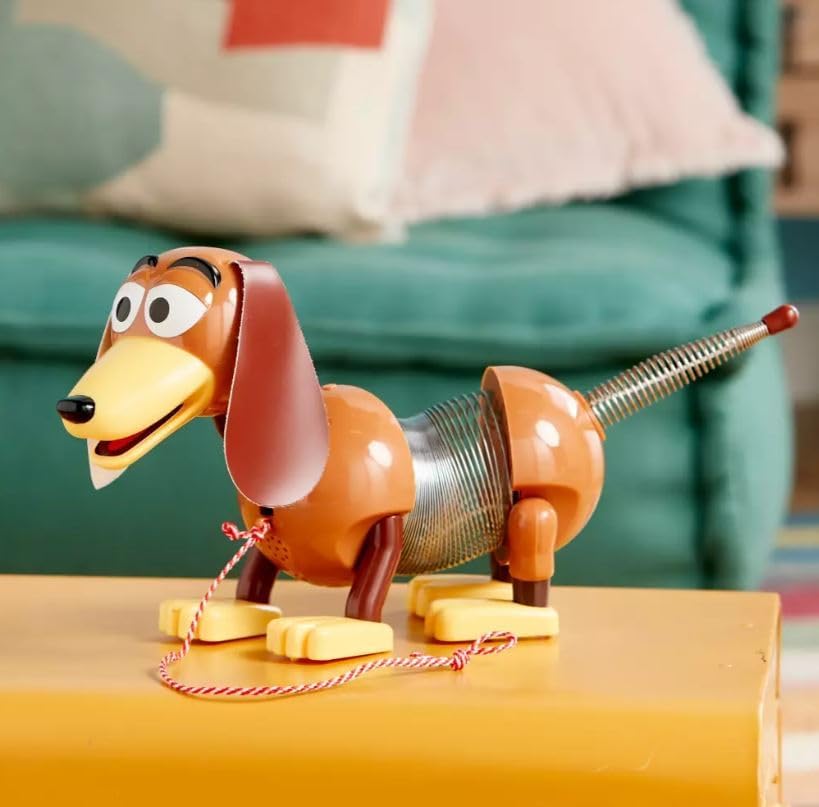 Disney Boneco Slinky Dog Falante Oficial da Store, Toy Story, 27 cm/11”, Orelhas macias ao toque e corpo flexível que estica, fala mais de 15 frases do filme, indicado para crianças a partir de 3 anos.