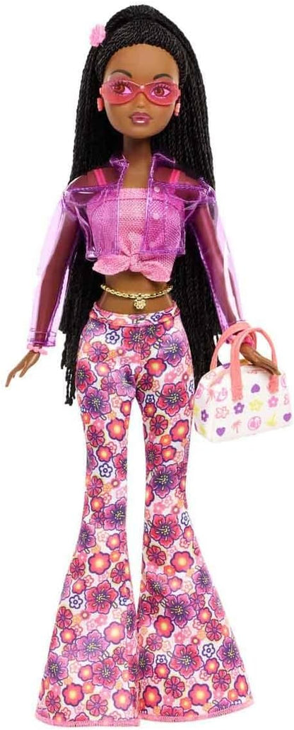Barbie Signature My Scene Jai Boneca e Acessórios, Tranças Pretas, Roupa Inspirada nos Anos 2000 com Blusa Rosa, Jaqueta de Vinil, Calça Flare Floral e Suporte para Boneca, JBH84