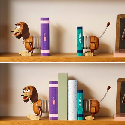 LEGO | Disney Pixar Toy Story Slinky Dog - Conjunto de Construção Decorativo para Estante de Livros para Adultos - Inclui Minifigura do Woody e Figura de Dachshund - Presente Nostálgico para Fãs - 43301