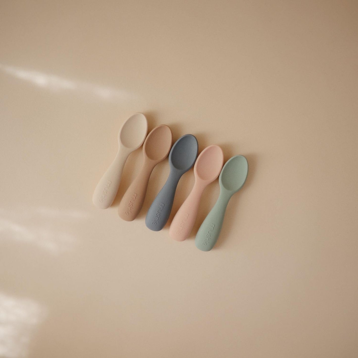 Mushie Colheres de Aprendizagem Baby | Conjunto com 2 Colheres de Silicone Livres de BPA | Utensílios Infantis Duráveis e Laváveis na Lava-louças | Cor: Rosa/Areia Metálica
