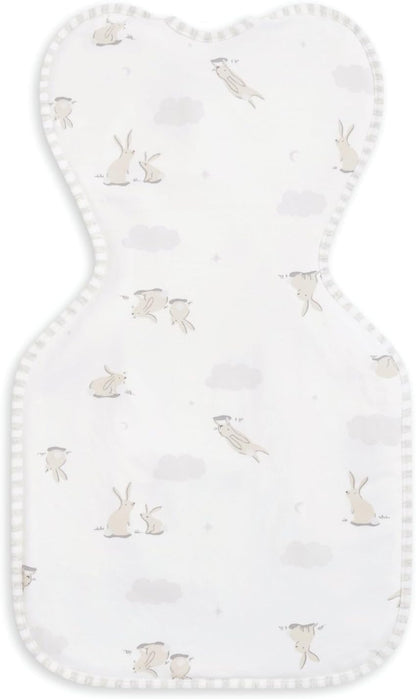 Love To Dream™ Swaddle UP™, Médio 6–8,5 kg – Cloud Bunnies | Ajuste perfeito, promove uma rotina de sono saudável | 1.0 Tog Ideal para primavera e verão (20–24°C) | Algodão lavável à máquina e zíper duplo
