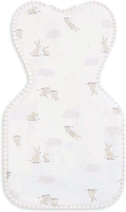 Love To Dream™ Swaddle UP™, Médio 6–8,5 kg – Cloud Bunnies | Ajuste perfeito, promove uma rotina de sono saudável | 1.0 Tog Ideal para primavera e verão (20–24°C) | Algodão lavável à máquina e zíper duplo