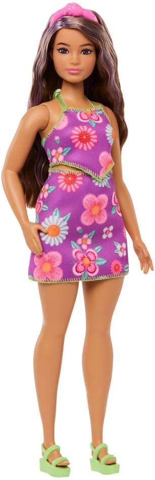 Barbie Boneca Fashionistas nº 244 com cabelo castanho com mechas roxas, top floral roxo e saia combinando com acessórios como tiara e sandálias, JJN57
