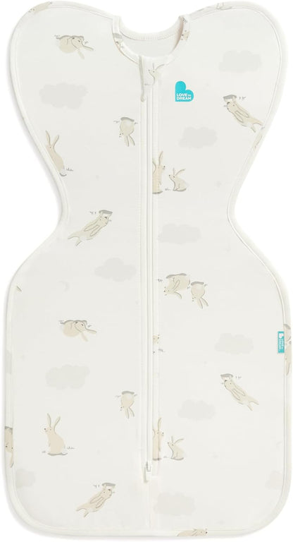 Love To Dream™ Swaddle UP™, Recém-nascido 2,2-3,8 kg - Coelhinhos das Nuvens, Ajuste Perfeito, Favorece uma Rotina de Sono Saudável, 1.0 Tog para Temperaturas de 20-24°C, Algodão Elástico Lavável à Máquina, 2 Zíperes,