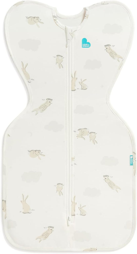 Love To Dream™ Swaddle UP™, Recém-nascido 2,2-3,8 kg - Coelhinhos das Nuvens, Ajuste Perfeito, Favorece uma Rotina de Sono Saudável, 1.0 Tog para Temperaturas de 20-24°C, Algodão Elástico Lavável à Máquina, 2 Zíperes,