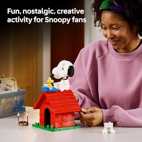 LEGO Ideas Peanuts: Casinha do Snoopy - Kit de Modelo para Exibição para Adultos com Figuras do Snoopy e do Woodstock - Decoração DIY para Prateleira ou Mesa - Presente Nostálgico para Fãs de Quadrinhos - 21368
