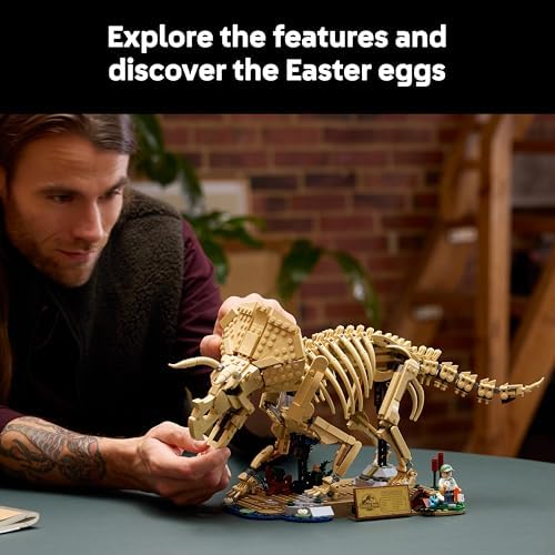 LEGO Jurassic World Fósseis de Dinossauro: Triceratops - Kit de Modelo para Exibição para Adultos com Minifigura do Dr. Gerry Harding - Decoração de Prateleira DIY - Presente para Fãs de Jurassic Park - 77985