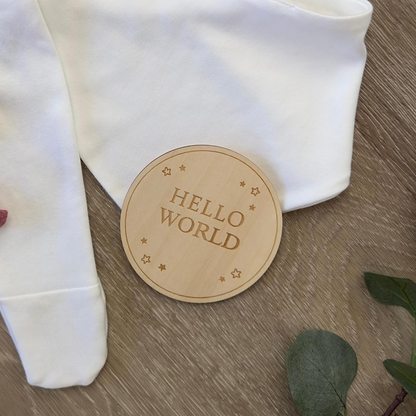 Presentes para recém-nascidos Little Giggles Co.® - Caixa de oferta com 6 peças, edredão de musselina de coelho e brinquedo sensorial, macacão de algodão, chapéu e babete, Olá, mundo, artigos essenciais para bebés recém-nascidos