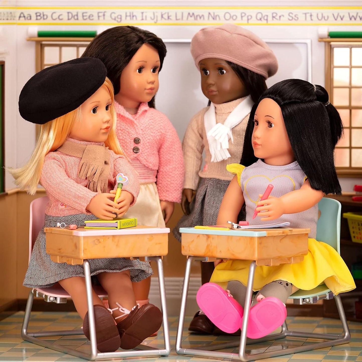 O nosso conjunto de brinquedos escolares Generation Awesome Academy totalmente abastecido para bonecas de 45 cm, inclui uma variedade de acessórios de sala de aula realistas para maiores de 3 anos