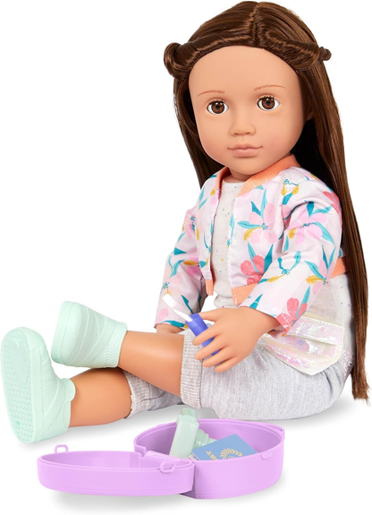 A nossa boneca de viagem Reese da geração - boneca de viagem de 45 cm com o livro de histórias do castelo Curios - inclui 19 peças de roupa temática de viagem e conjunto de acessórios