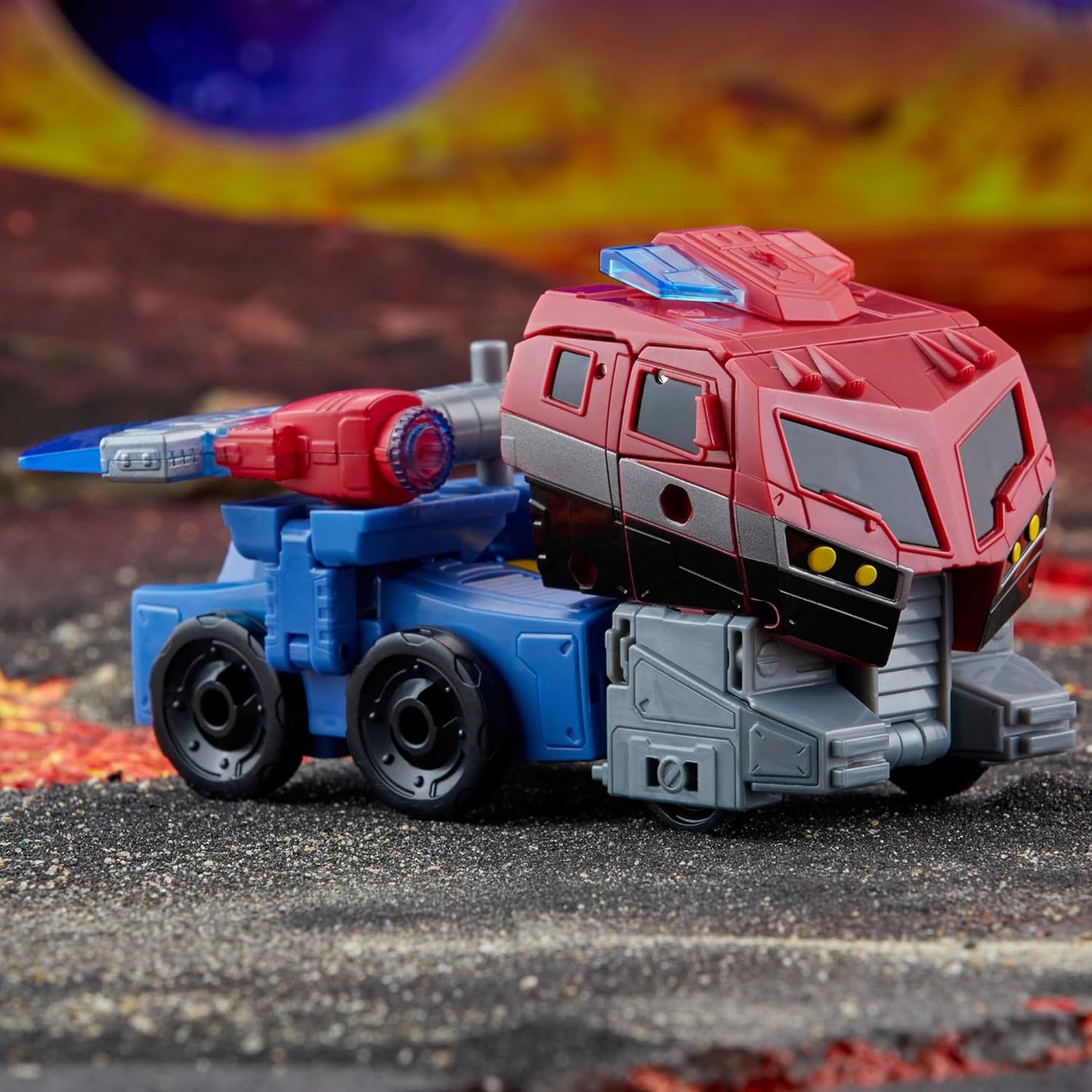 Figura de ação Optimus Prime da classe Voyager do Universo Animado de Transformers Legacy United