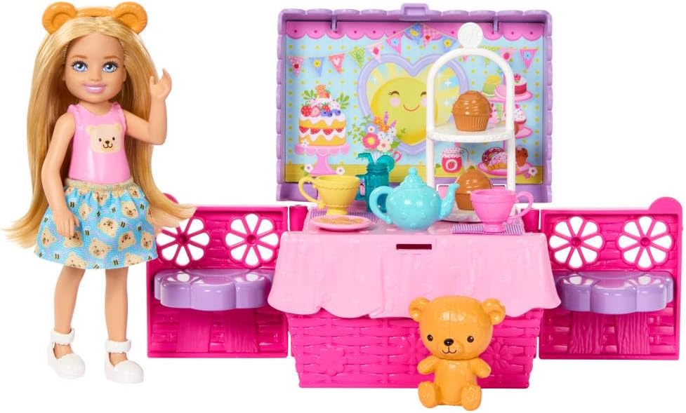 Barbie Family & Friends Club Chelsea Conjunto Festa do Chá Pop-Up com Boneca Pequena Loira, Cesta de Piquenique Transformável e Mais de 10 Acessórios, JJB40