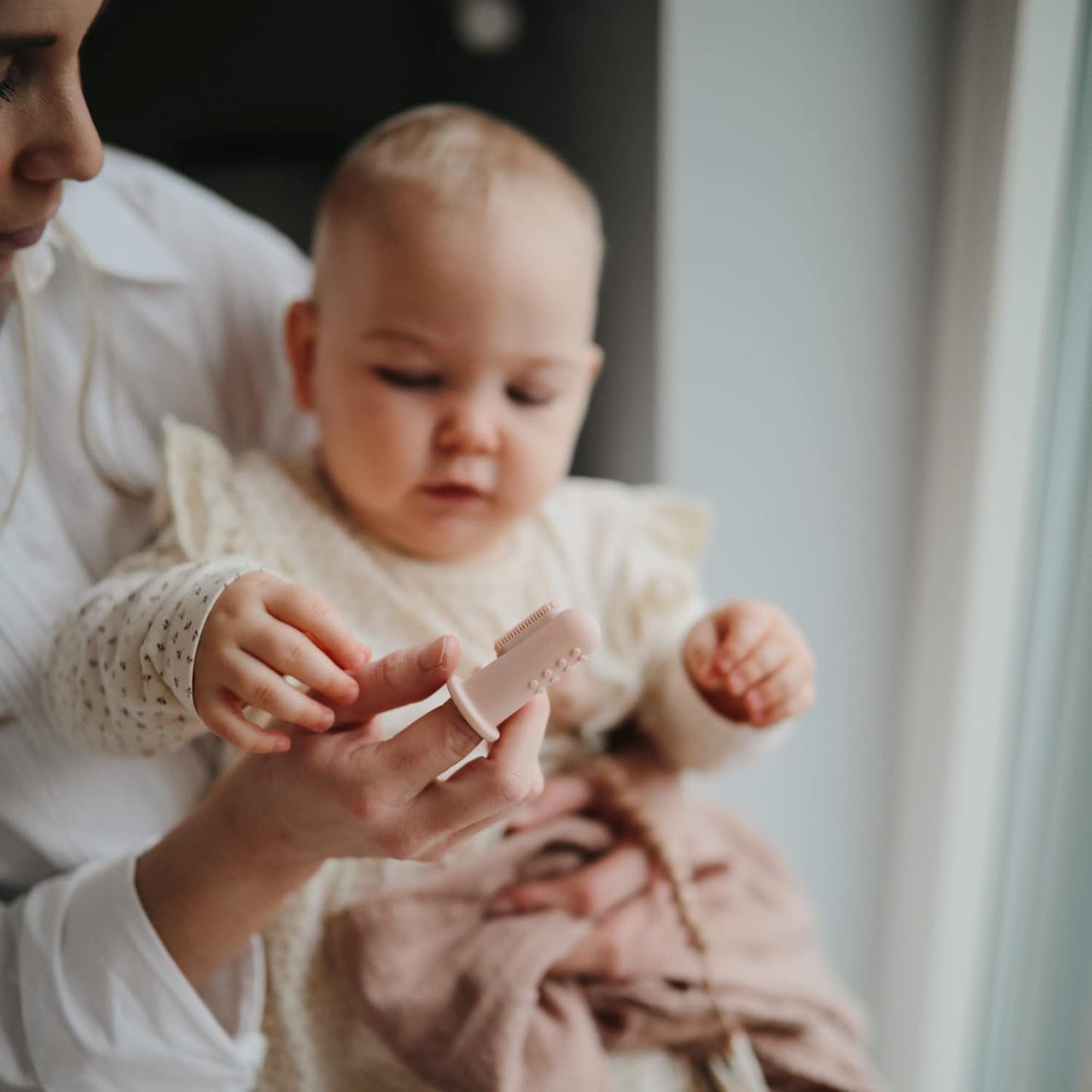 Mushie Escovas de dente de dedo Baby | Conjunto com 2 escovas de dente de silicone para bebês | Primeira escova de dente para bebês, acalma gengivas irritadas | Material: Silicone de qualidade alimentar (rosa/areia movediça)