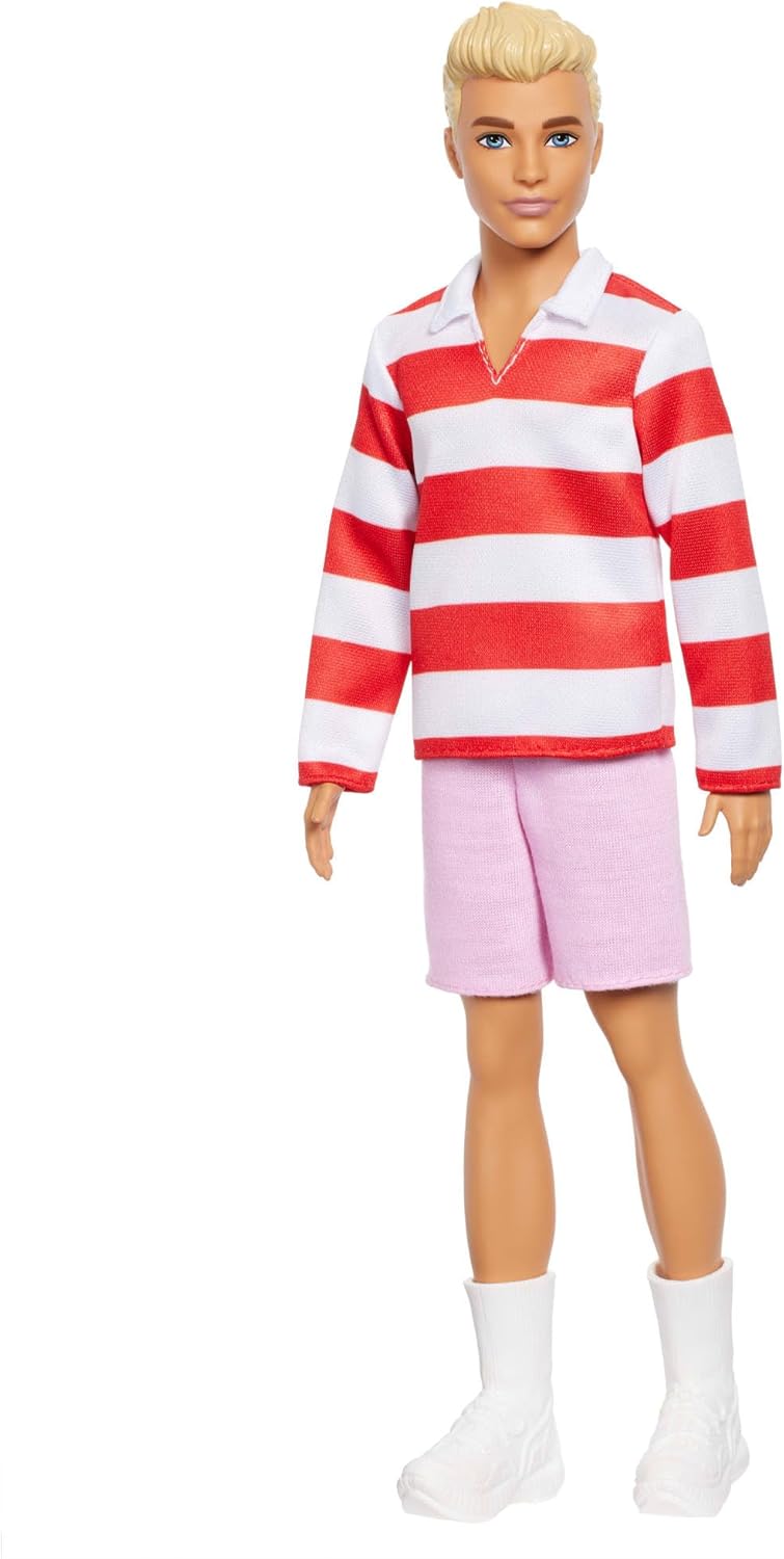 Barbie Fashionistas Ken Boneco #241 com cabelo loiro vestindo camisa polo listrada vermelha e branca com shorts rosa, meias brancas e tênis, HYV01