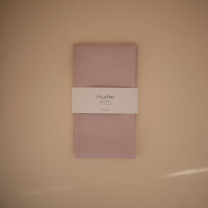 Mushie Tapete Splat para cadeira alta | Tapete impermeável para cadeira alta | 108x108 cm | Leve, durável e livre de BPA | Ideal para recolher restos de comida e para a introdução alimentar do bebê (Rosa claro)