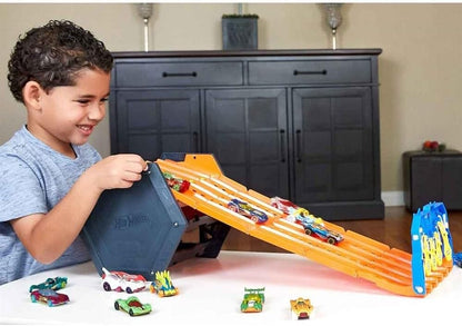 Hot Wheels Conjunto de Pista Roll Out Raceway, Balde de Armazenamento que se Desdobra em uma Pista de 5 Faixas para Brincar com Vários Carrinhos, Conecta-se a Outros Conjuntos