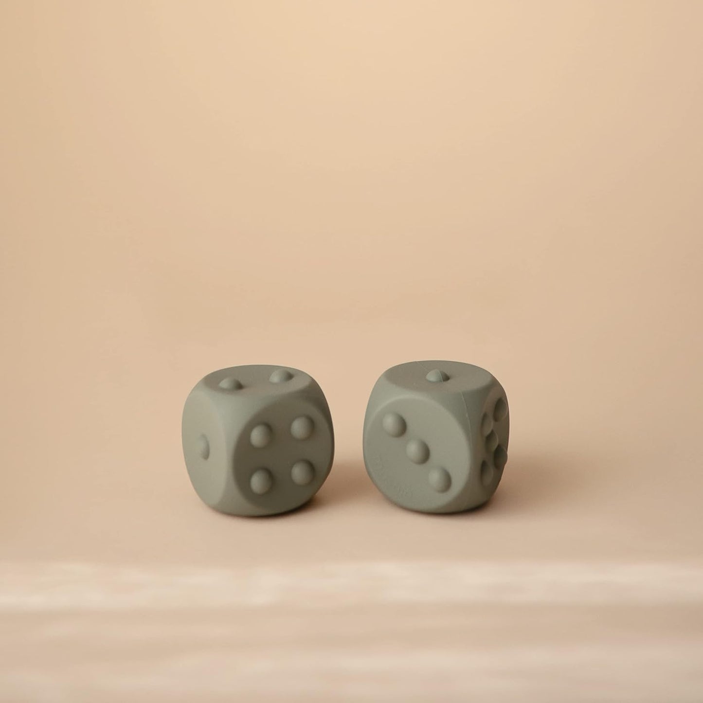 Mushie Brinquedo Sensorial Dice Press (Pacote com 2) | Brinquedo Sensorial para Apertar e Estourar | Desenvolvimento da Coordenação Motora Fina | Ensina Aritmética Simples | 100% Silicone de Qualidade Alimentar