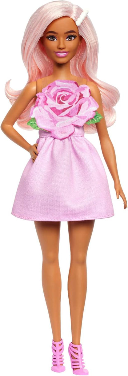 Barbie Boneca Fashionistas nº 238 com cabelo rosa pastel, usando vestido tomara que caia com corpete rosa, presilha de cabelo perolada e sandálias de salto alto rosa com tiras, HYT94