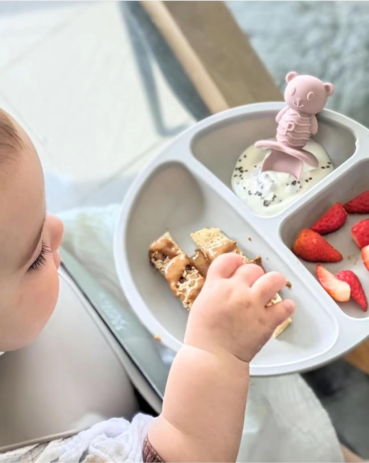 PandaEar Conjunto de 2 Pratos de Silicone com Ventosa para Bebês em Fase de Desmame com 2 Colheres para Bebê - Pratos Divididos para Crianças e Bebês - Pratos Inquebráveis com Seções