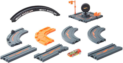 Conjunto de Pista Hot Wheels City Track Pack com 10 peças, incluindo base e diversos elementos para construir uma cidade, e 1 carrinho Hot Wheels. Conecta-se a outros conjuntos. Ideal para crianças a partir de 4 anos. HDN95