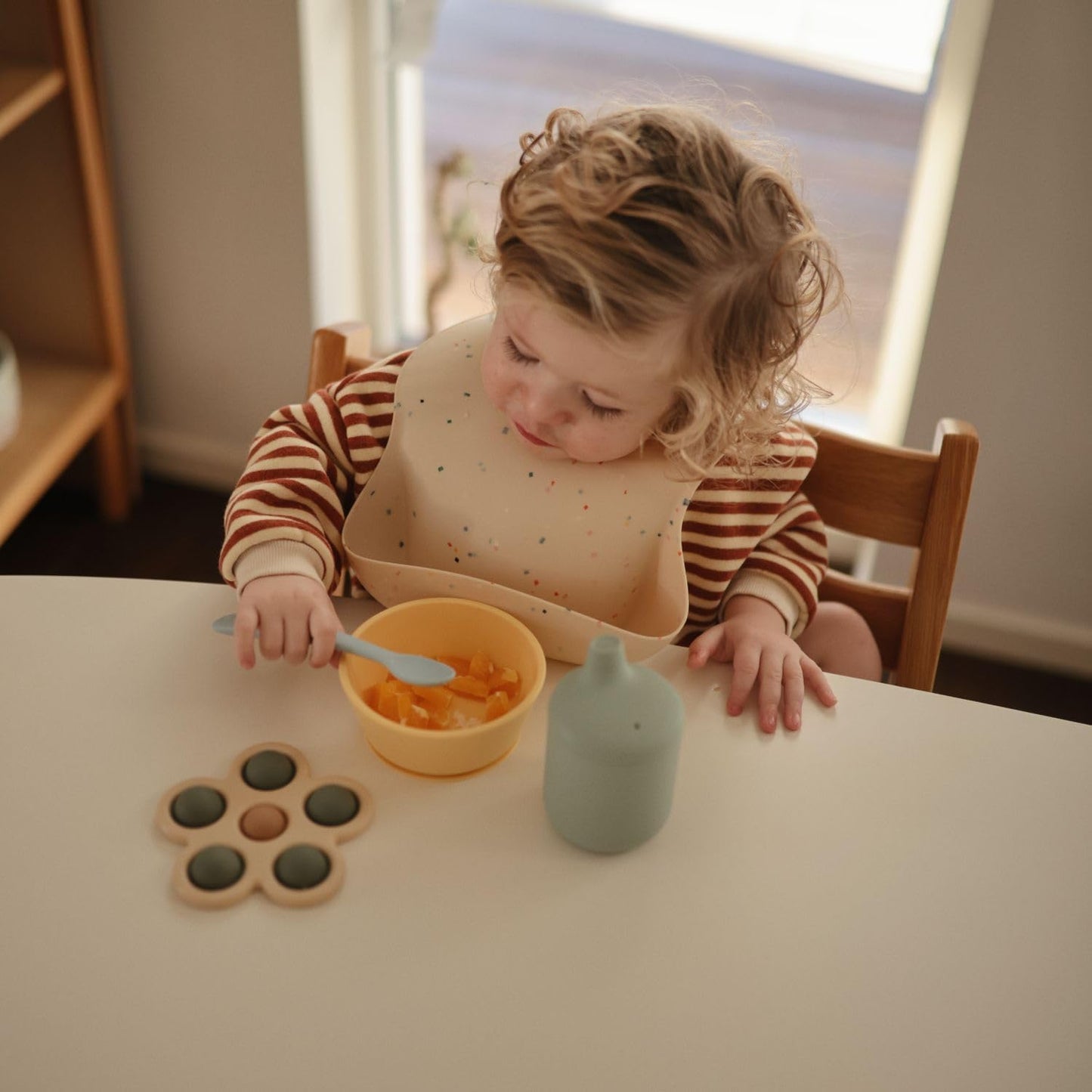 Mushie Colheres de alimentação Baby | Colheres de silicone sem BPA, pacote com 2 | Utensílios duráveis para bebês e crianças pequenas, próprios para lava-louças | Cor marfim