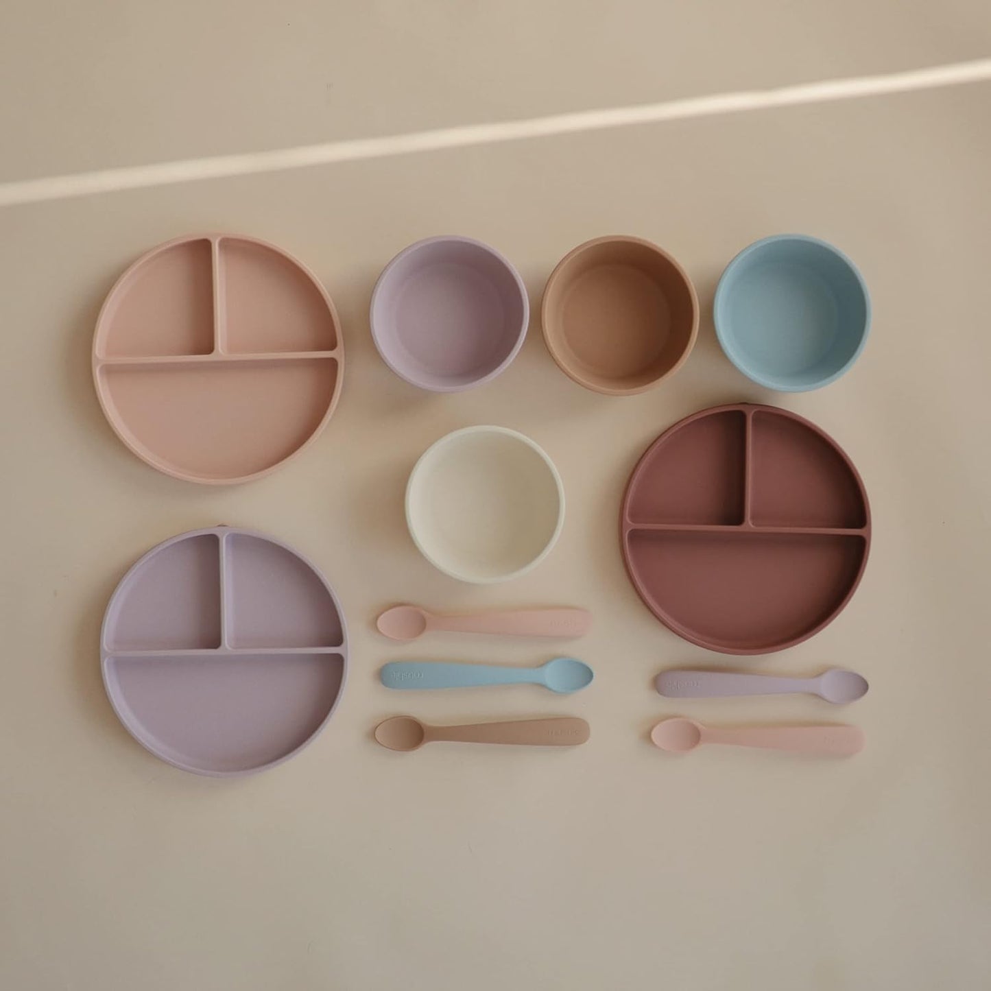 Mushie Tigela de silicone com ventosa, tigela antiderrapante com ventosa para bebês e crianças pequenas, material: silicone de qualidade alimentar, pode ser lavada na lava-louças e usada no micro-ondas (lilás suave)