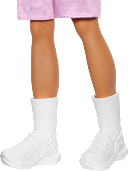 Barbie Fashionistas Ken Boneco #241 com cabelo loiro vestindo camisa polo listrada vermelha e branca com shorts rosa, meias brancas e tênis, HYV01