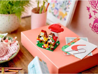 LEGO Hedgehog Picnic Date - Conjunto de brinquedos de animais para meninas e meninos de 8 anos ou mais - Conjunto de construção natural com modelo de cogumelo e 2 figuras - Decoração de Dia dos Namorados - Presente