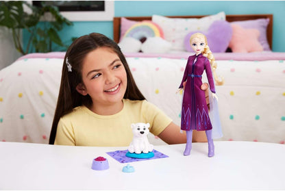 Mattel Boneca Fashion Elsa e Filhote de Urso-Polar Disney Frozen da | 4 Acessórios, incluindo cama e cobertor para o animal, cabelo trançado, inspirada nos animais de Arendelle de Disney Frozen, JFG16