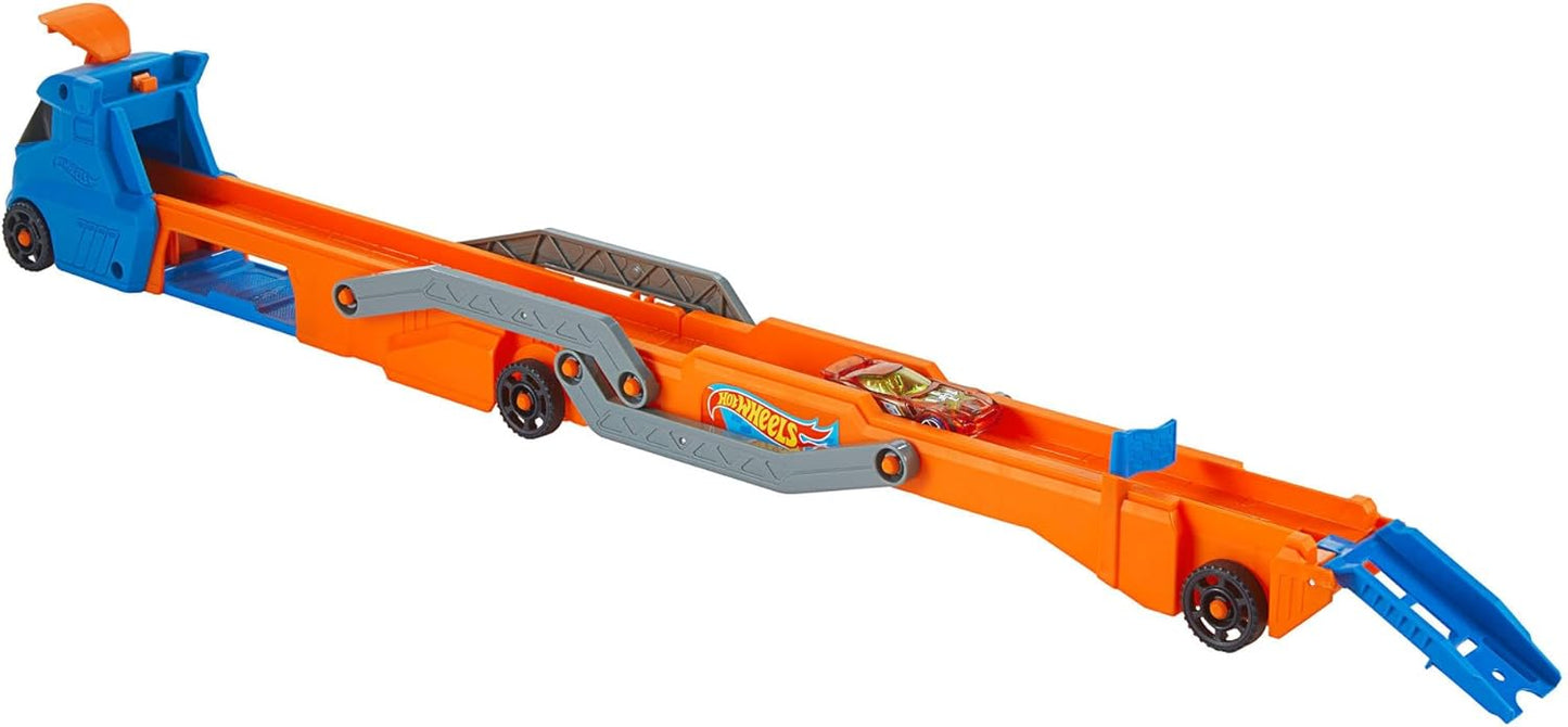 Hot Wheels Conjunto com carrinho, caminhão, reboque e pista em escala 1:64. O caminhão grande se transforma em uma pista de corrida de aproximadamente 76 cm com lançador, armazena até 9 carrinhos em escala 1:64 e conecta-se a outros conjuntos. HYT83