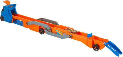 Hot Wheels Conjunto com carrinho, caminhão, reboque e pista em escala 1:64. O caminhão grande se transforma em uma pista de corrida de aproximadamente 76 cm com lançador, armazena até 9 carrinhos em escala 1:64 e conecta-se a outros conjuntos. HYT83
