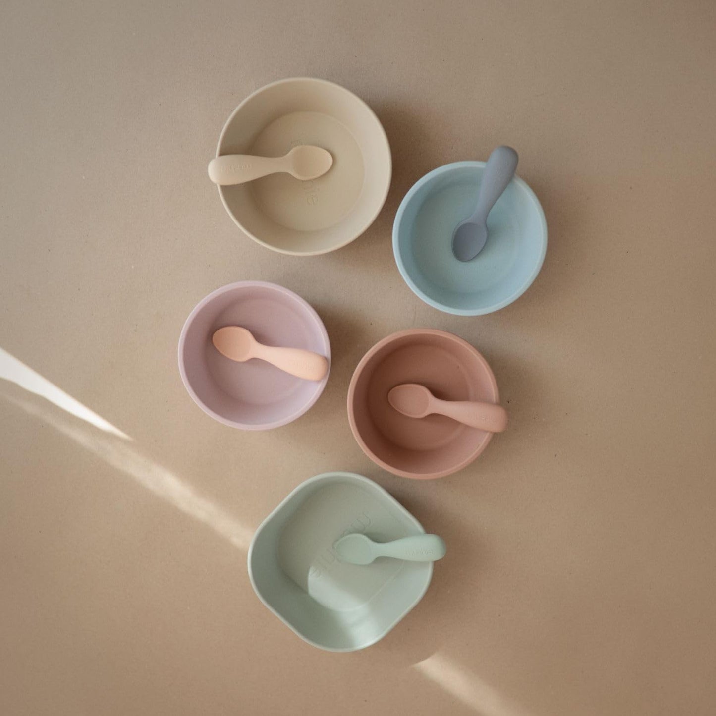 Mushie Colheres de Aprendizagem Baby | Conjunto com 2 Colheres de Silicone Livres de BPA | Utensílios Infantis Duráveis e Laváveis na Lava-louças | Cor: Rosa/Areia Metálica