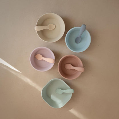 Mushie Colheres de Aprendizagem Baby | Conjunto com 2 Colheres de Silicone Livres de BPA | Utensílios Infantis Duráveis e Laváveis na Lava-louças | Cor: Rosa/Areia Metálica