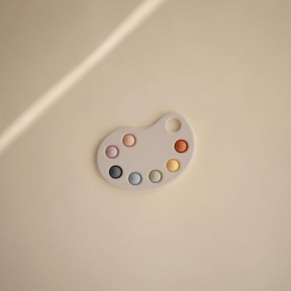 Mushie Brinquedo de apertar | Brinquedo sensorial antiestresse com bolhas | A partir de 10 meses | Brinquedo para aliviar o estresse | 100% silicone de qualidade alimentar e plástico ABS | Design de paleta de pintura (multicolorido)