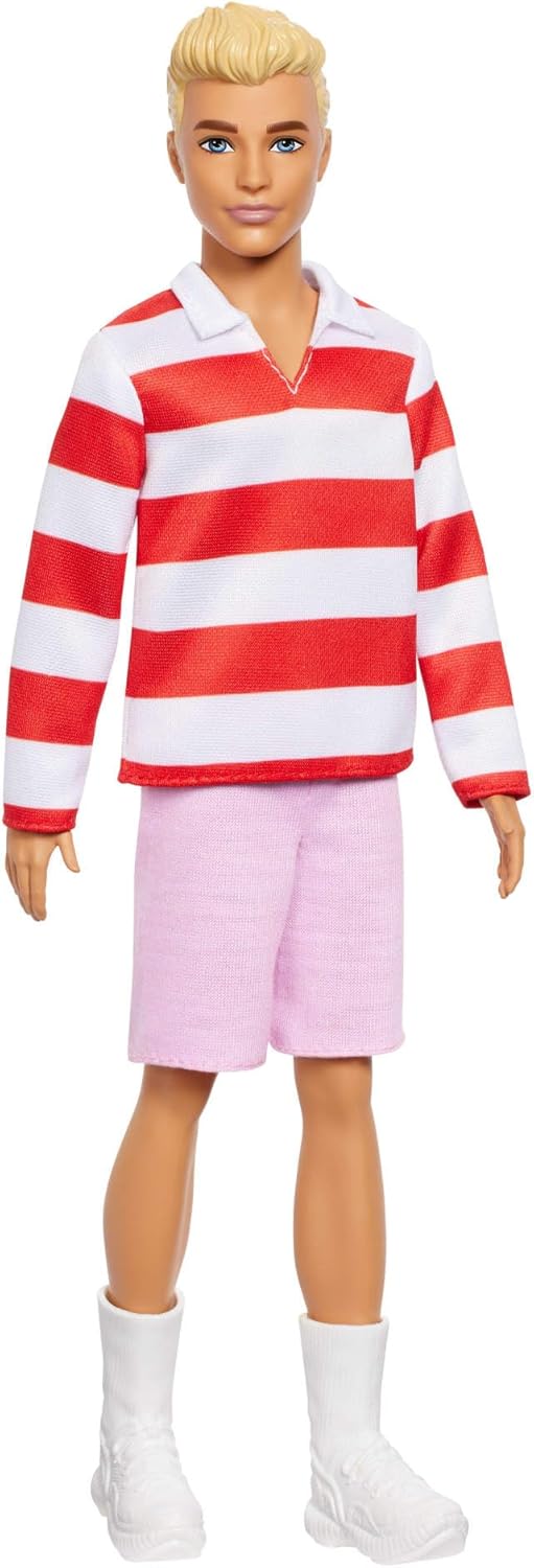 Barbie Fashionistas Ken Boneco #241 com cabelo loiro vestindo camisa polo listrada vermelha e branca com shorts rosa, meias brancas e tênis, HYV01