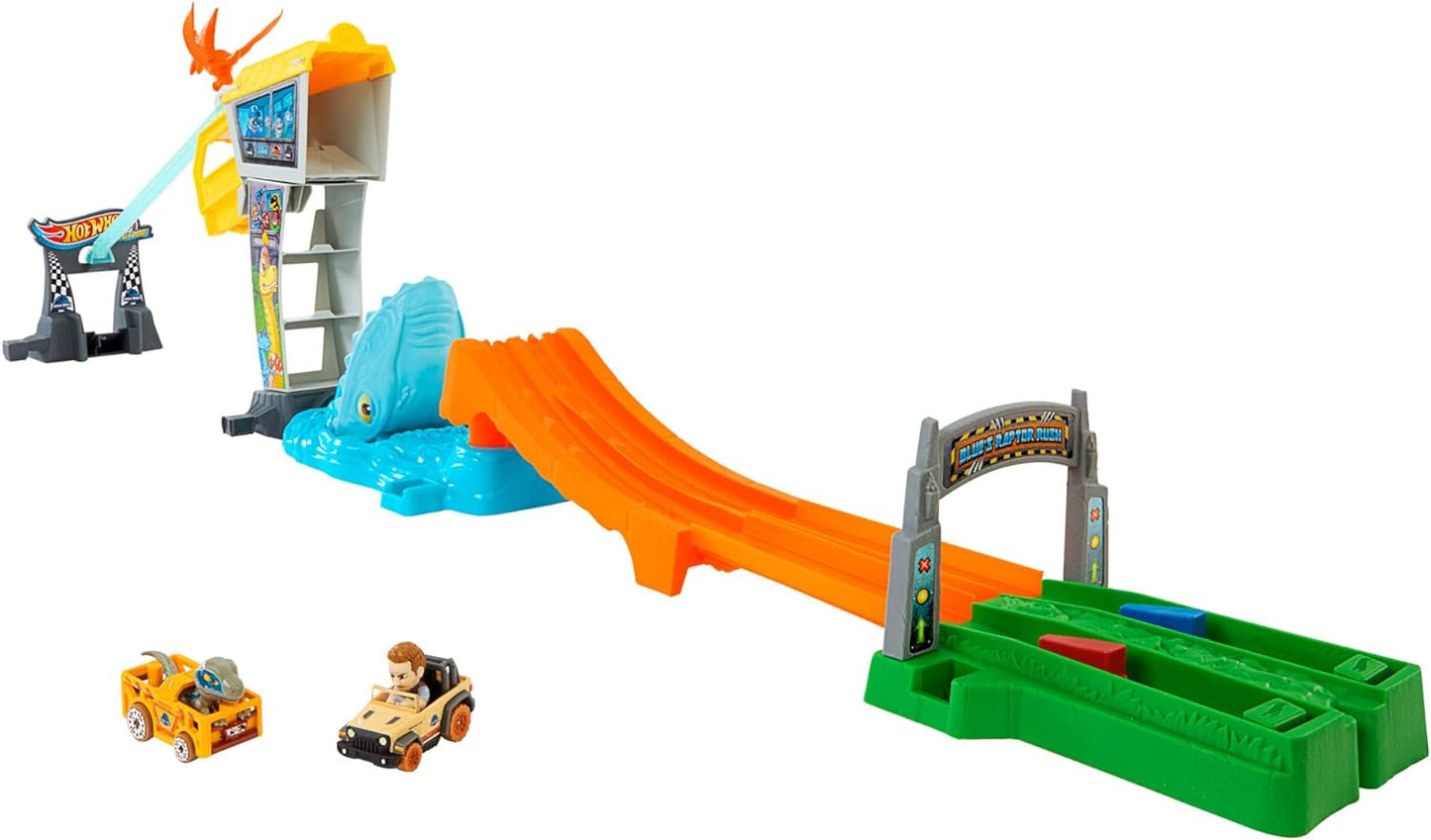 Hot Wheels  Conjunto de pistas e carros de brinquedo, RacerVerse Jurassic World Blue’s Raptor Rush Track Set com 2 pilotos fundidos: Blue e Owen, HTP12