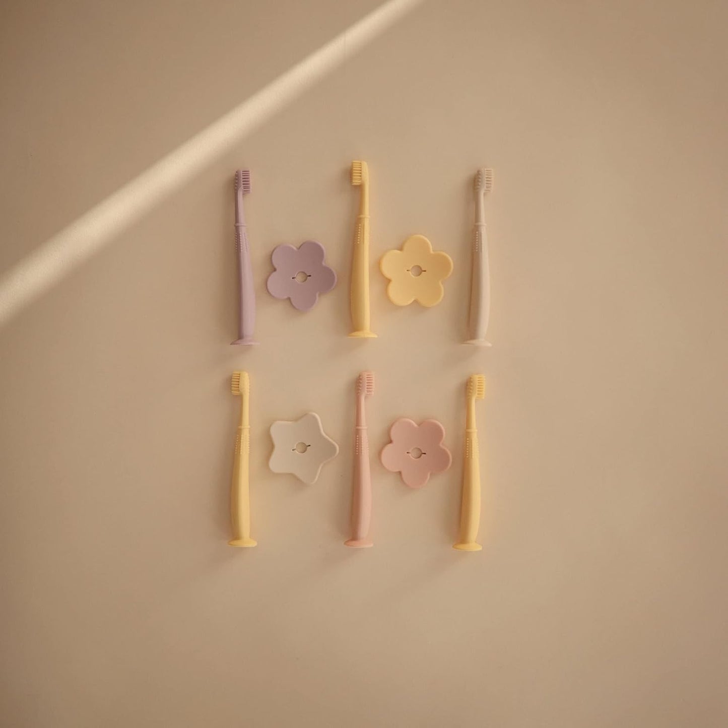 Mushie Escova de dentes de treinamento em silicone, para bebês e crianças pequenas, com base de sucção para fácil armazenamento e treinamento, material: silicone de qualidade alimentar, design de flor