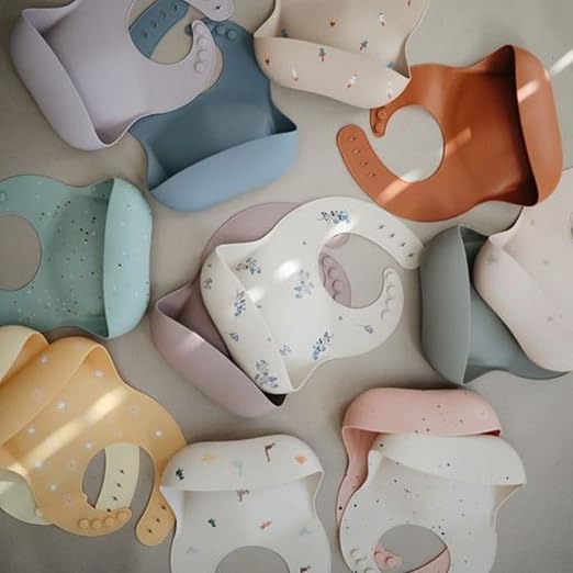 Mushie Babador de Silicone Baby | Babadores Impermeáveis com Ajuste Perfeito | Babadores Fáceis de Limpar para Alimentação do Bebê | 4 Tamanhos Ajustáveis com Bolsos Frontais Fundos | 100% Livre de BPA e Ftalatos