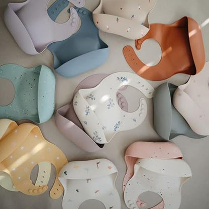 Mushie Babador de Silicone Baby | Babadores Impermeáveis com Ajuste Perfeito | Babadores Fáceis de Limpar para Alimentação do Bebê | 4 Tamanhos Ajustáveis com Bolsos Frontais Fundos | 100% Livre de BPA e Ftalatos