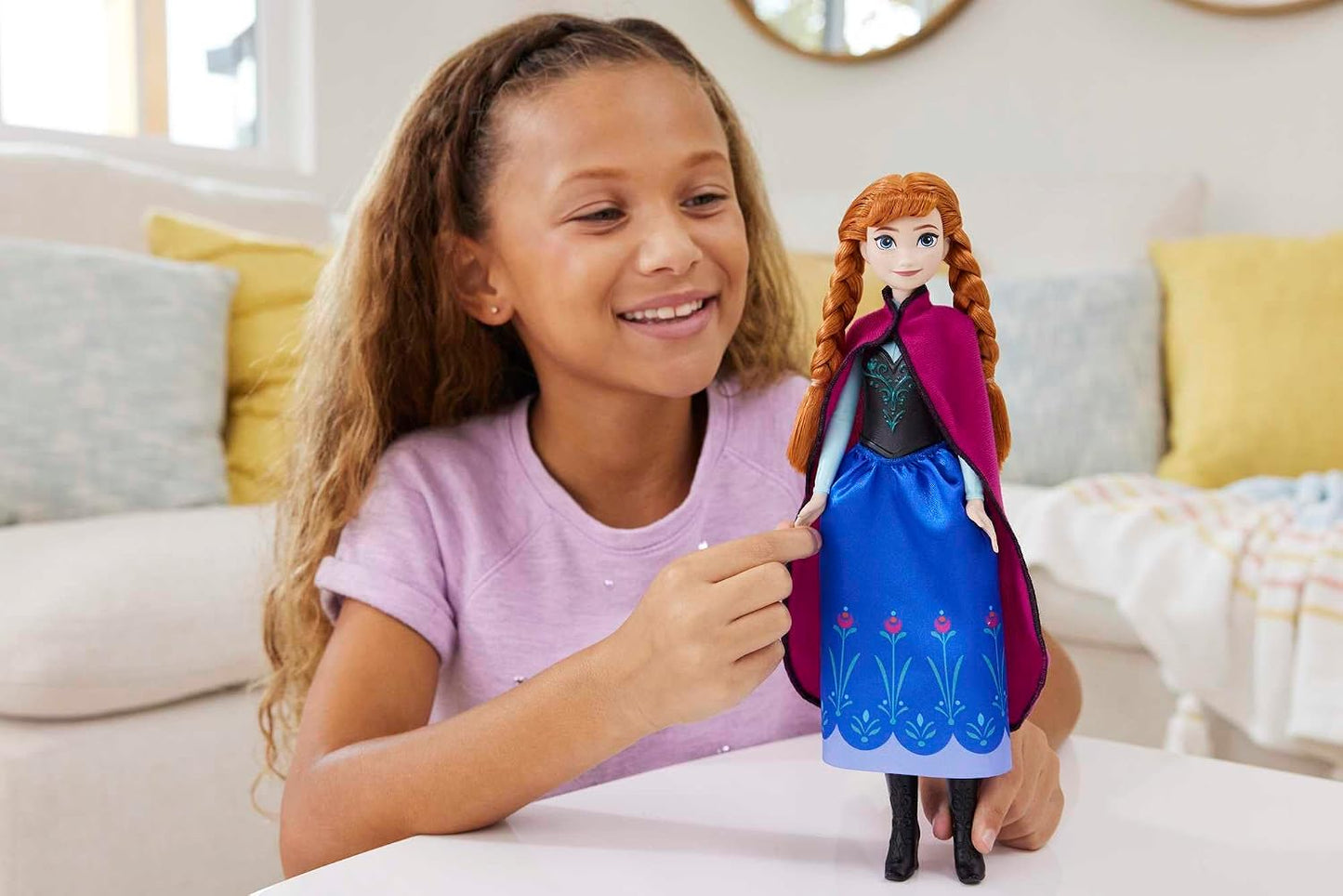 Mattel Boneca Disney Frozen Anna com Visual do Primeiro Filme | Boneca Articulada com Traje de Viagem Característico (Capa, Saia e Botas) e Cabelo Trançado, Inspirada em Disney Frozen, HLW49