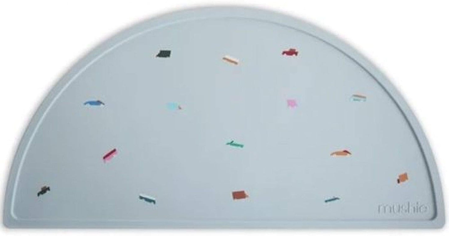 Mushie Tapete de silicone para crianças | Design antiderrapante | Material: Silicone de qualidade alimentar | Fácil de limpar e resistente a manchas | Livre de BPA e ftalatos (Carros retrô)