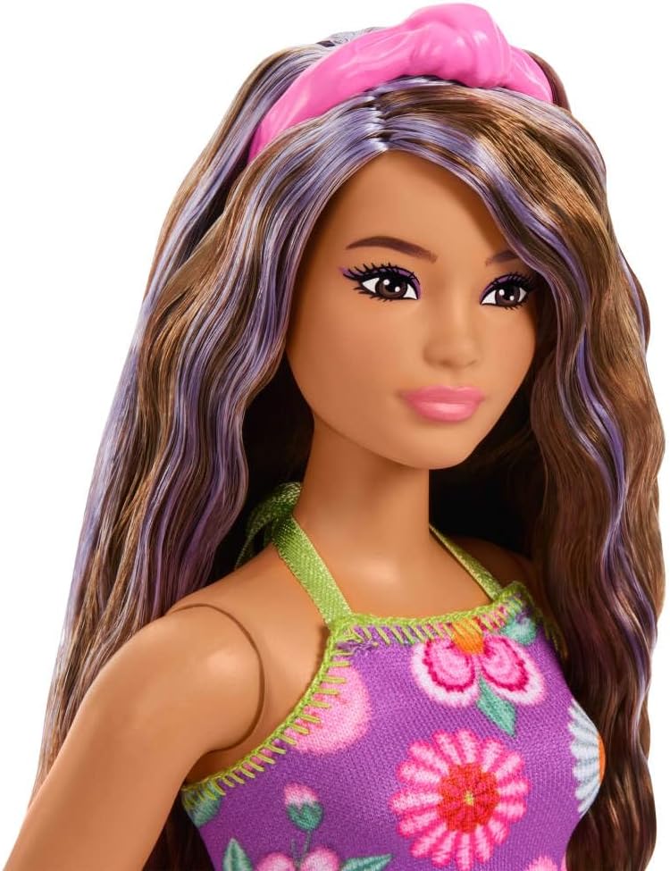 Barbie Boneca Fashionistas nº 244 com cabelo castanho com mechas roxas, top floral roxo e saia combinando com acessórios como tiara e sandálias, JJN57