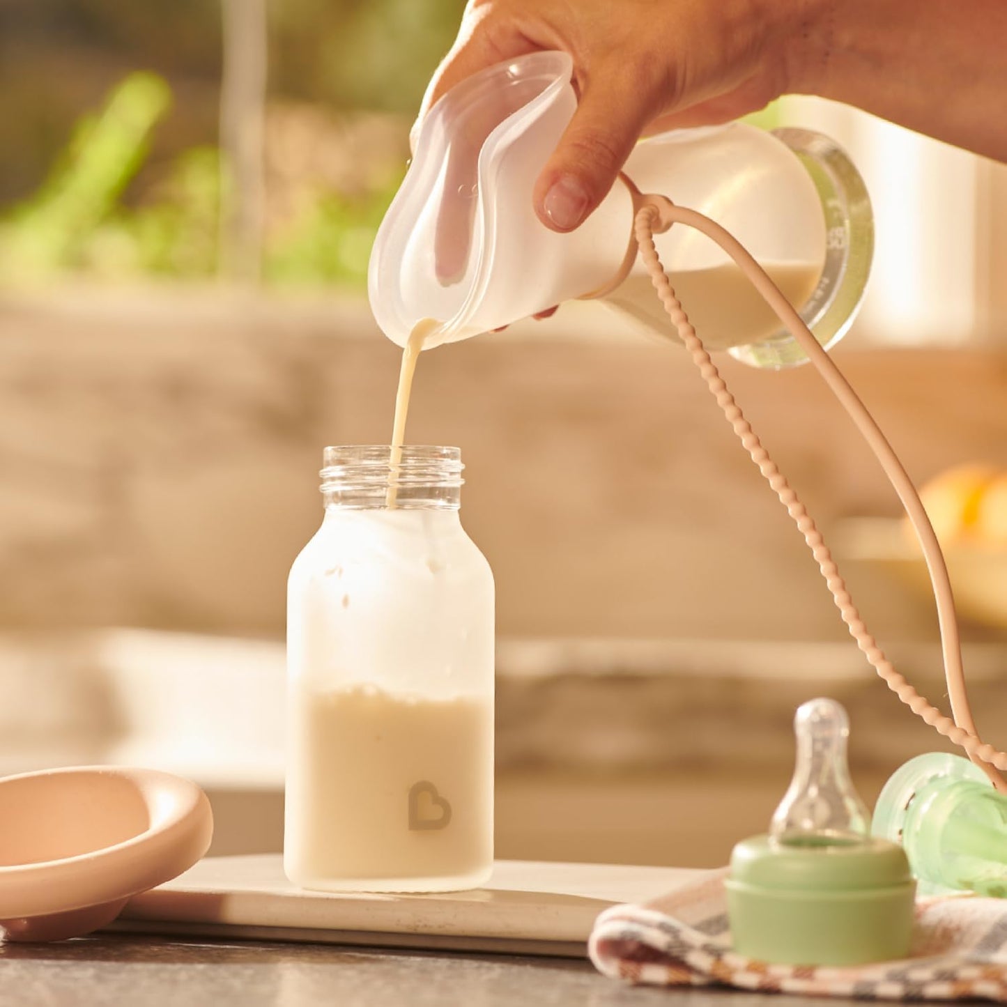 Munchkin Bomba tira-leite de silicone | Bomba manual para amamentação com capacidade para até 120 ml de leite | Design ergonômico e fácil de usar | Artigos essenciais para amamentação e bebê