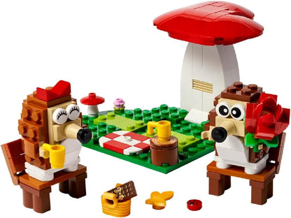 LEGO Hedgehog Picnic Date - Conjunto de brinquedos de animais para meninas e meninos de 8 anos ou mais - Conjunto de construção natural com modelo de cogumelo e 2 figuras - Decoração de Dia dos Namorados - Presente