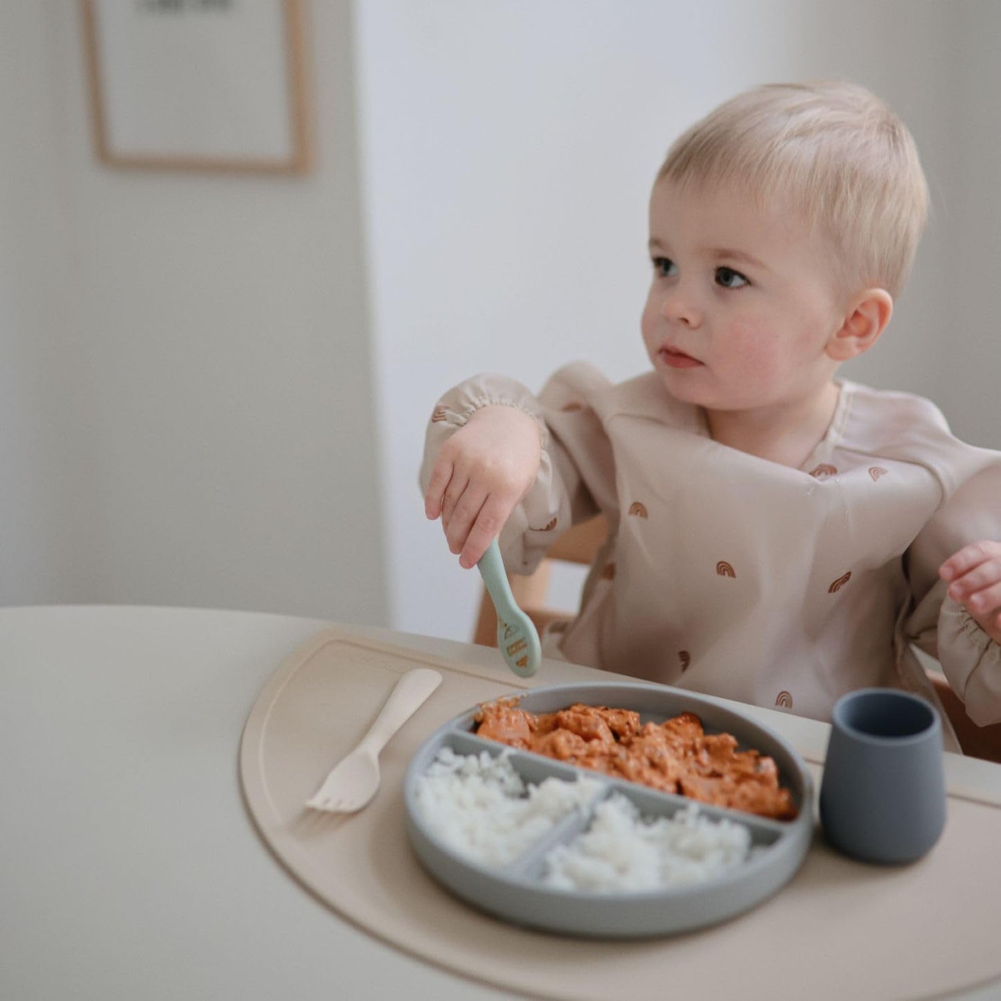 Mushie Colheres de Aprendizagem para Primeiros Passos na Alimentação do Bebê | Kit com 2 Colheres de Silicone Livres de BPA | Utensílios Resistentes e Laváveis na Lava-louças | Cor Natural/Areia Movediça