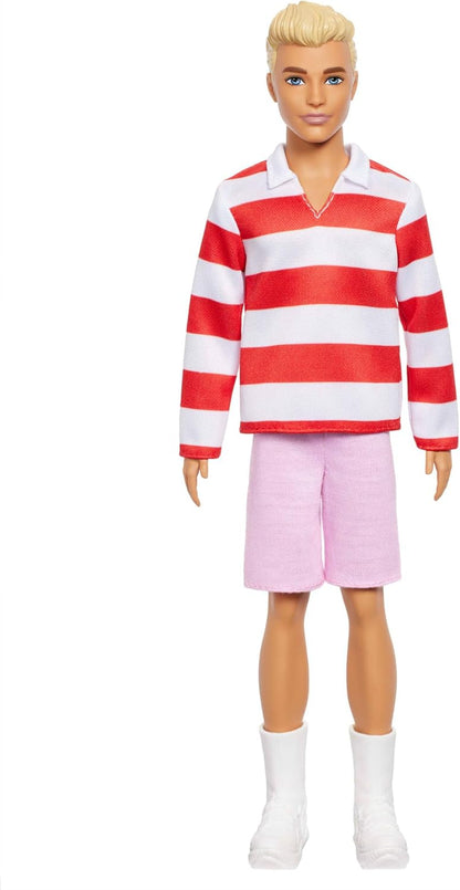 Barbie Fashionistas Ken Boneco #241 com cabelo loiro vestindo camisa polo listrada vermelha e branca com shorts rosa, meias brancas e tênis, HYV01