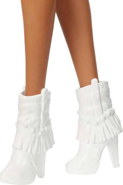 Barbie Boneca Fashionistas nº 239 com cabelo preto, vestindo um vestido prateado brilhante com franjas e acessórios de estilo faroeste, como chapéu de cowboy branco e botas, HYT95