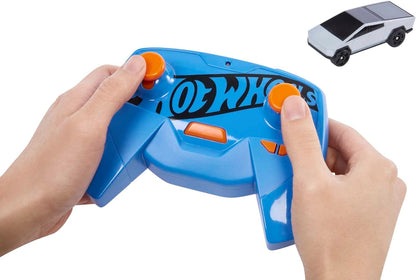 Hot Wheels Carros de corrida controlados por rádio recarregáveis em escala 1:64 R/C para jogos dentro ou fora da pista, inclui carro, controlador e adaptador para crianças de 5 anos ou mais, HJT84