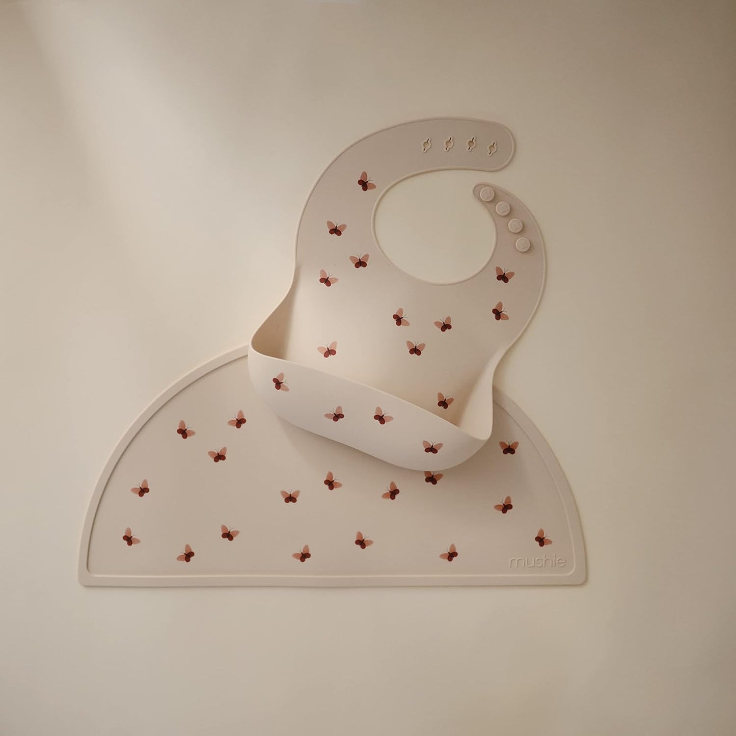Mushie Tapete de silicone para crianças | Design antiderrapante | Material: Silicone de qualidade alimentar | Fácil de limpar e resistente a manchas | Livre de BPA e ftalatos (Borboletas)